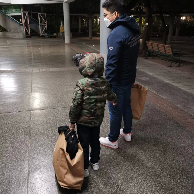 霍啟剛郭晶晶享受甜蜜二人世界，不忘做善事光顧小餐館幫助殘疾人
