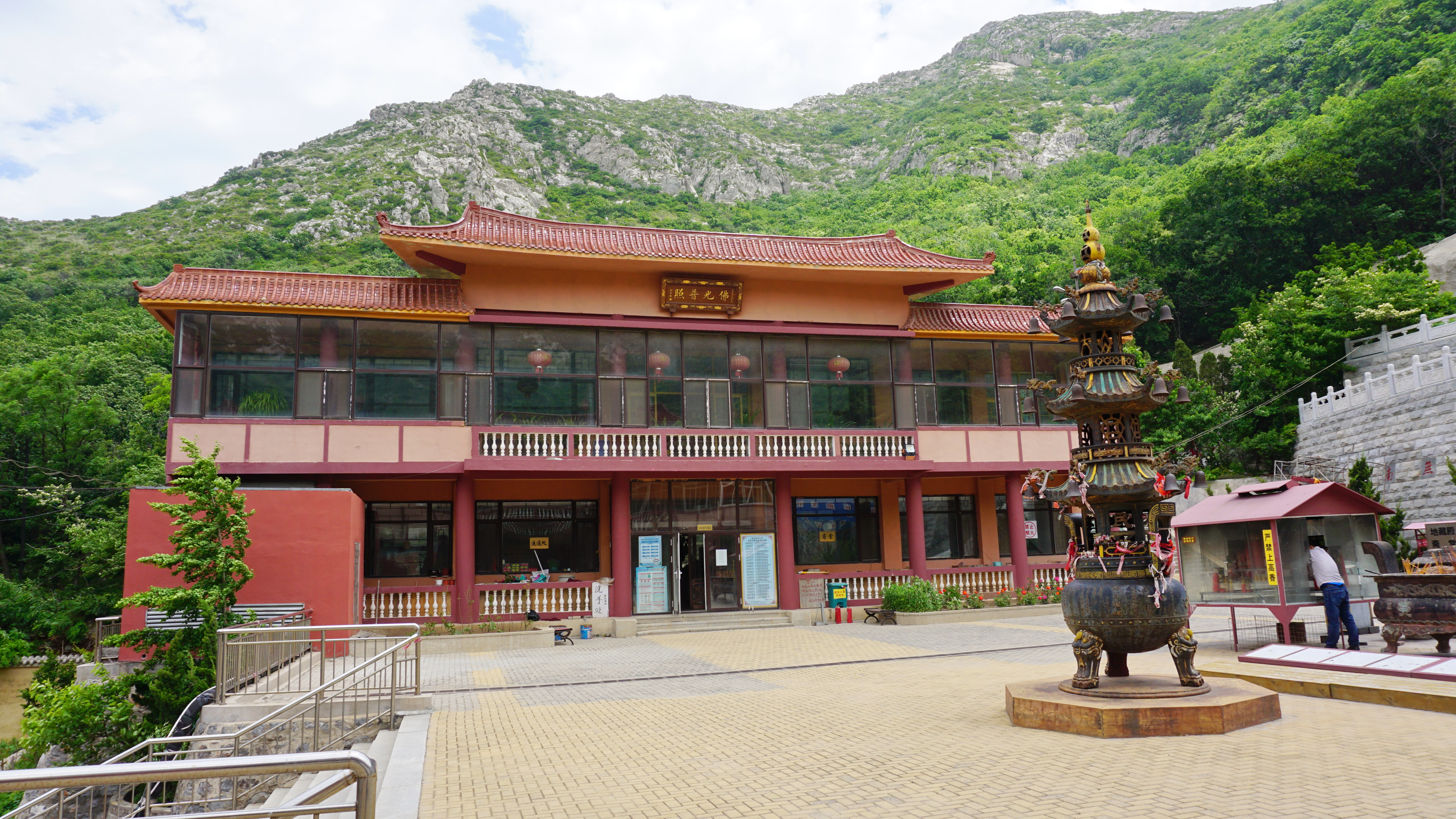 九峰相连 青山环抱 风光秀美的大连安山寺