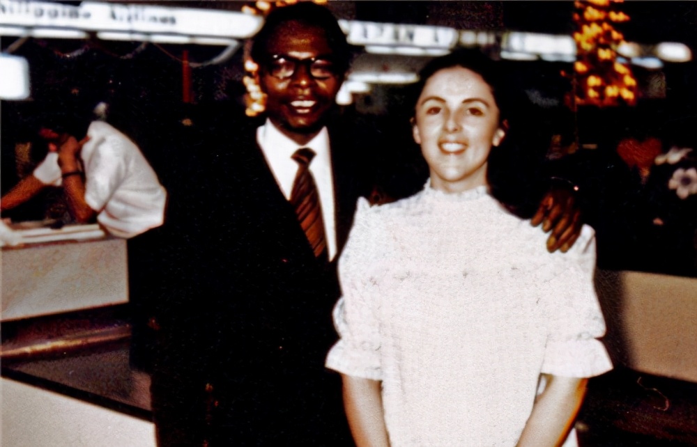 奥巴马的母亲：2度离婚，颜值出众，50岁读博，一手养大2孩子