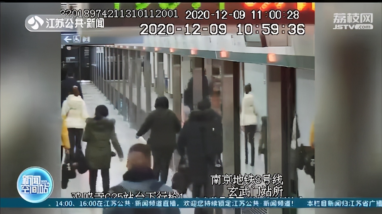 眼见地铁车门要关 大爷抢秒上车 却不小心丢下老伴