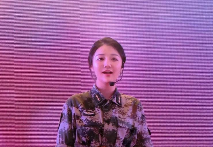 女兵入伍前后变化太大！网友：不一样的美，限