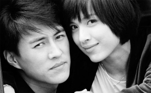 靳东：两次爱上离婚妇女，不顾家人反对娶了二