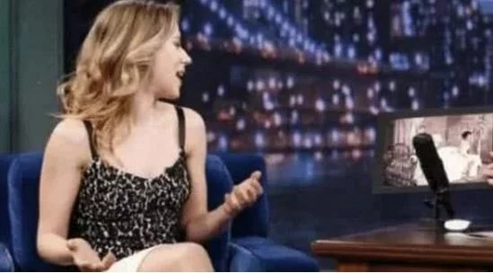 斯嘉丽随意跷个二郎腿，却已是惊艳， 替主持人