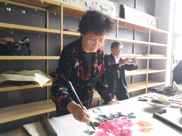 淮安艺术家任则乾、王聚莹向慈善人士捐作品