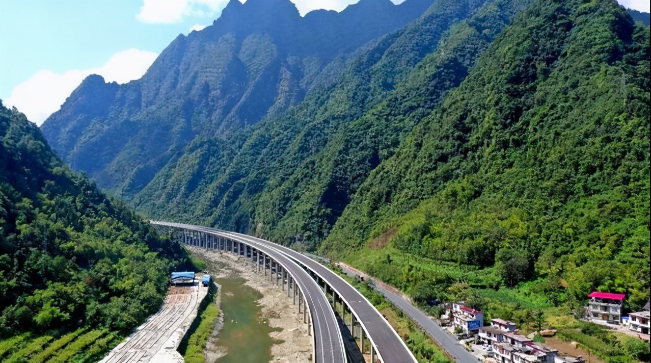 四川拟对一条高速公路改扩建，以建设复线为主，实现双向8车道