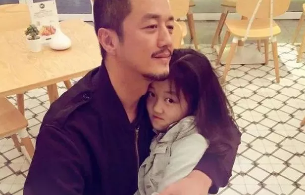 wenno:李亚鹏亲吻15岁女儿大腿惹争议:这样的父
