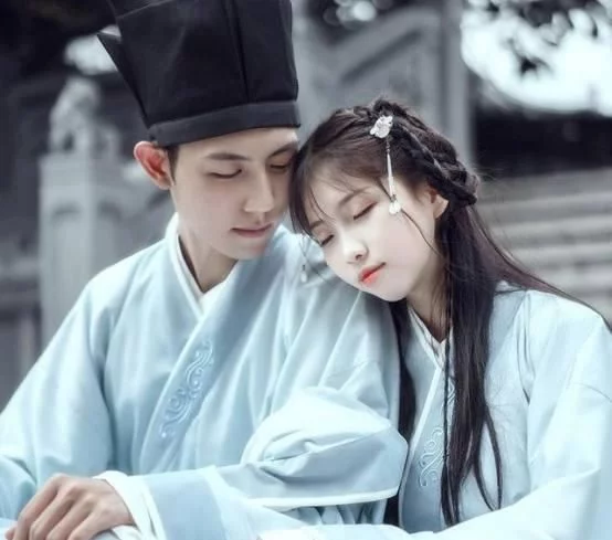 日本和服，韩国韩服，满人的旗袍都延续了下来