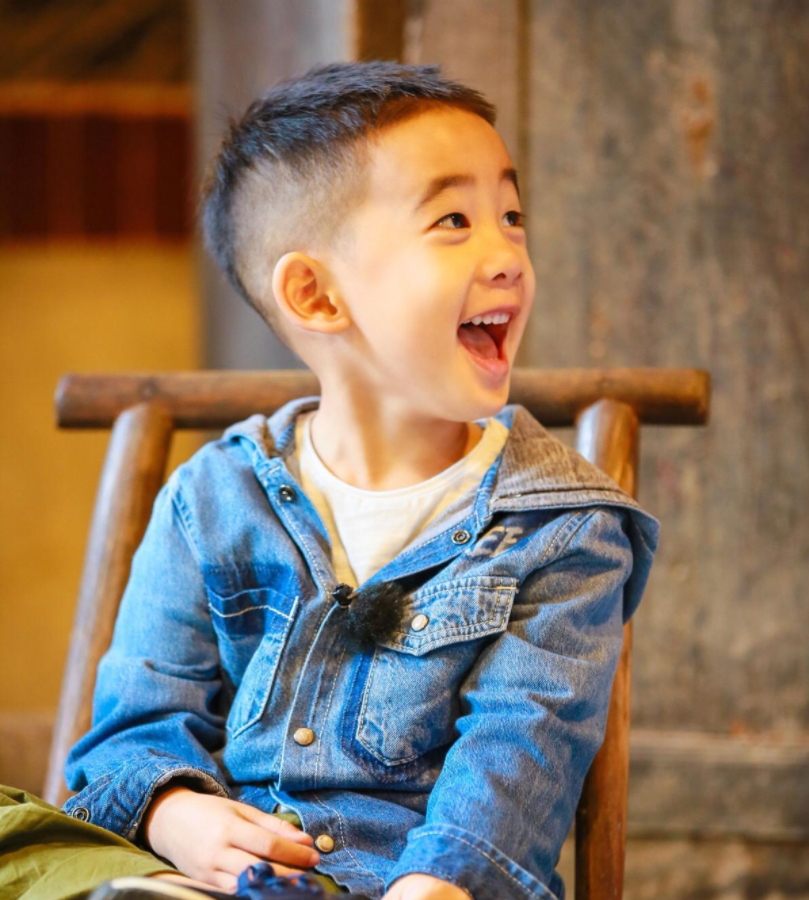 baby母子遊迪士尼，小海綿穿蜘蛛俠皮衣，發現被拍忙遮臉