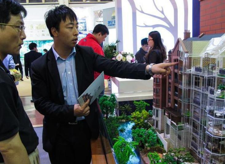 今年我国住房已明显过剩，可老百姓却没钱买？