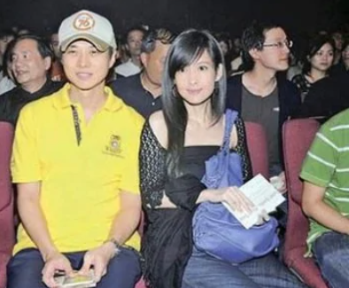 “不老女神”周慧敏的心酸人生，和她背后不得不說的男人
