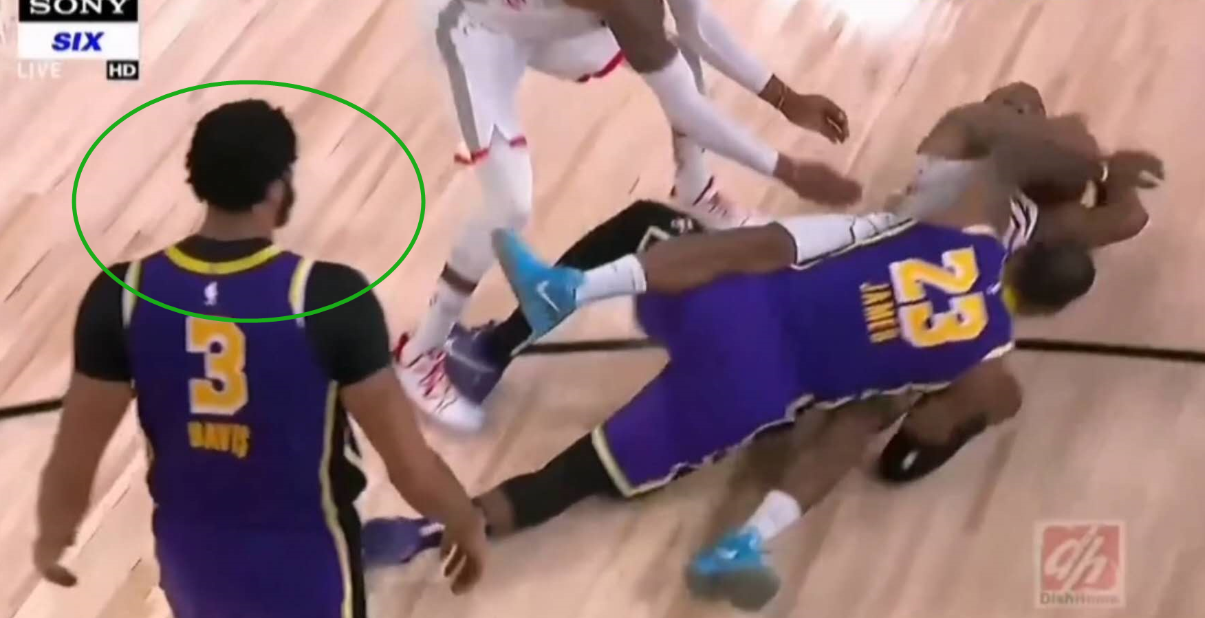 太心寒！ 老詹被塔克頭頂摘瓜，忍無可忍大打出手，濃眉卻在看熱鬧