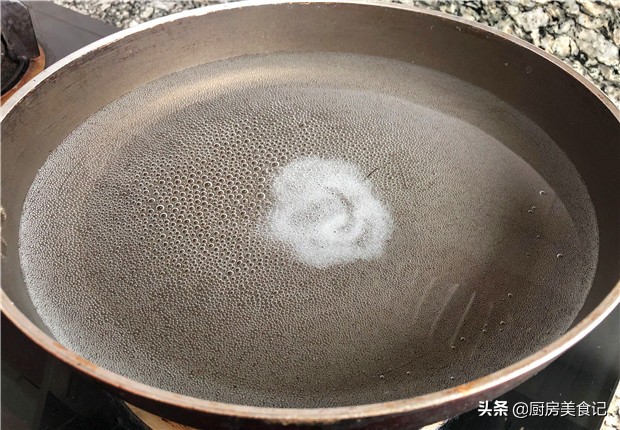 Boil the poached eggs, add 2 more steps after the water is boiled, the non-stick pan has no fishy smell, the eggs are tender and intact and do not bloom
