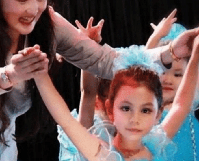 刘烨女儿才是被时光整容！8岁混血味越来越浓，