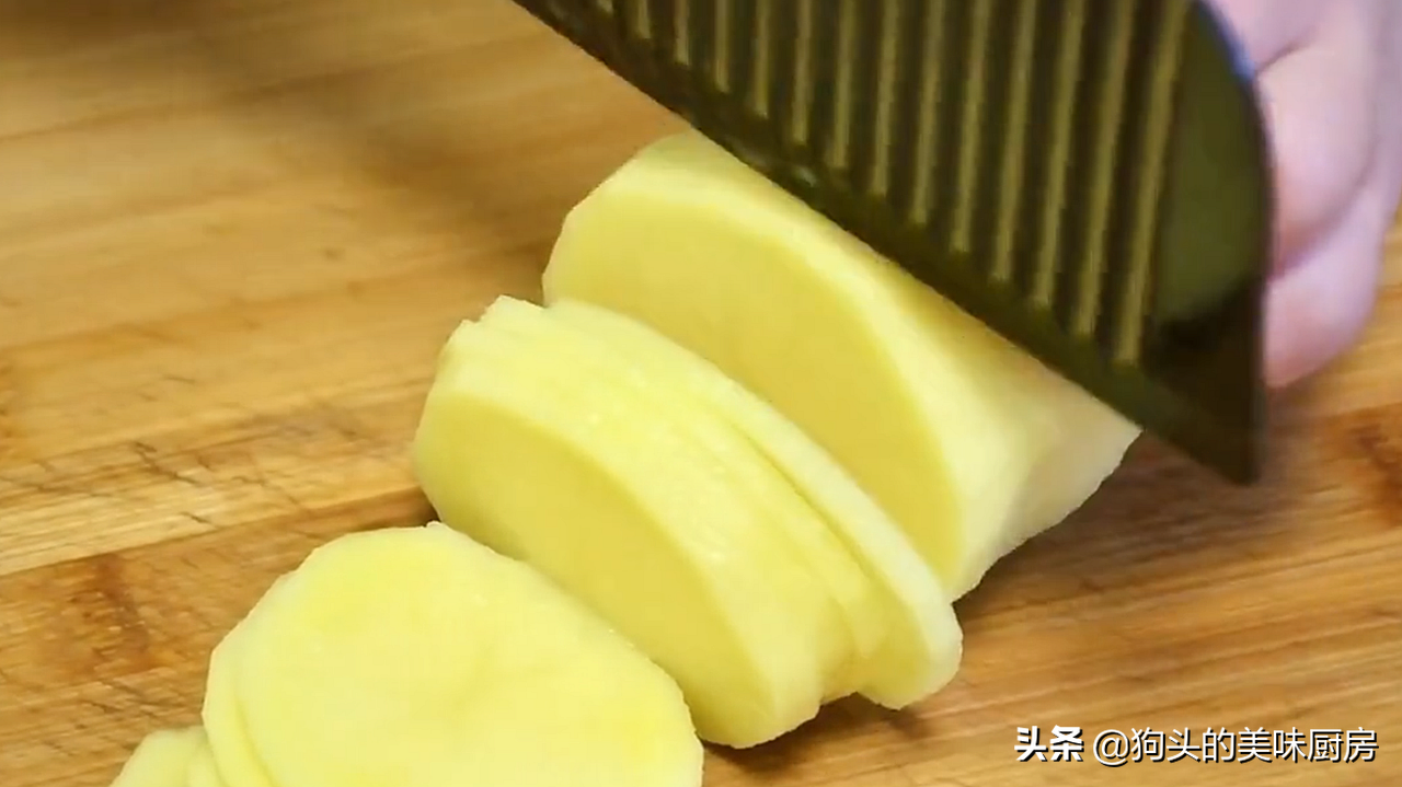 土豆不要炒著吃了，教你一個新吃法，簡單美味，上桌全家都愛吃