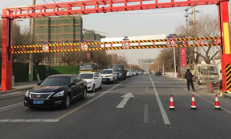 广西桂林大巴撞上限高杆被削顶,造成1死6伤登上热搜