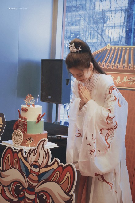 楊穎曬兒子扎小辮吃湯圓，母子過元宵，為與黃曉明同框提前慶生