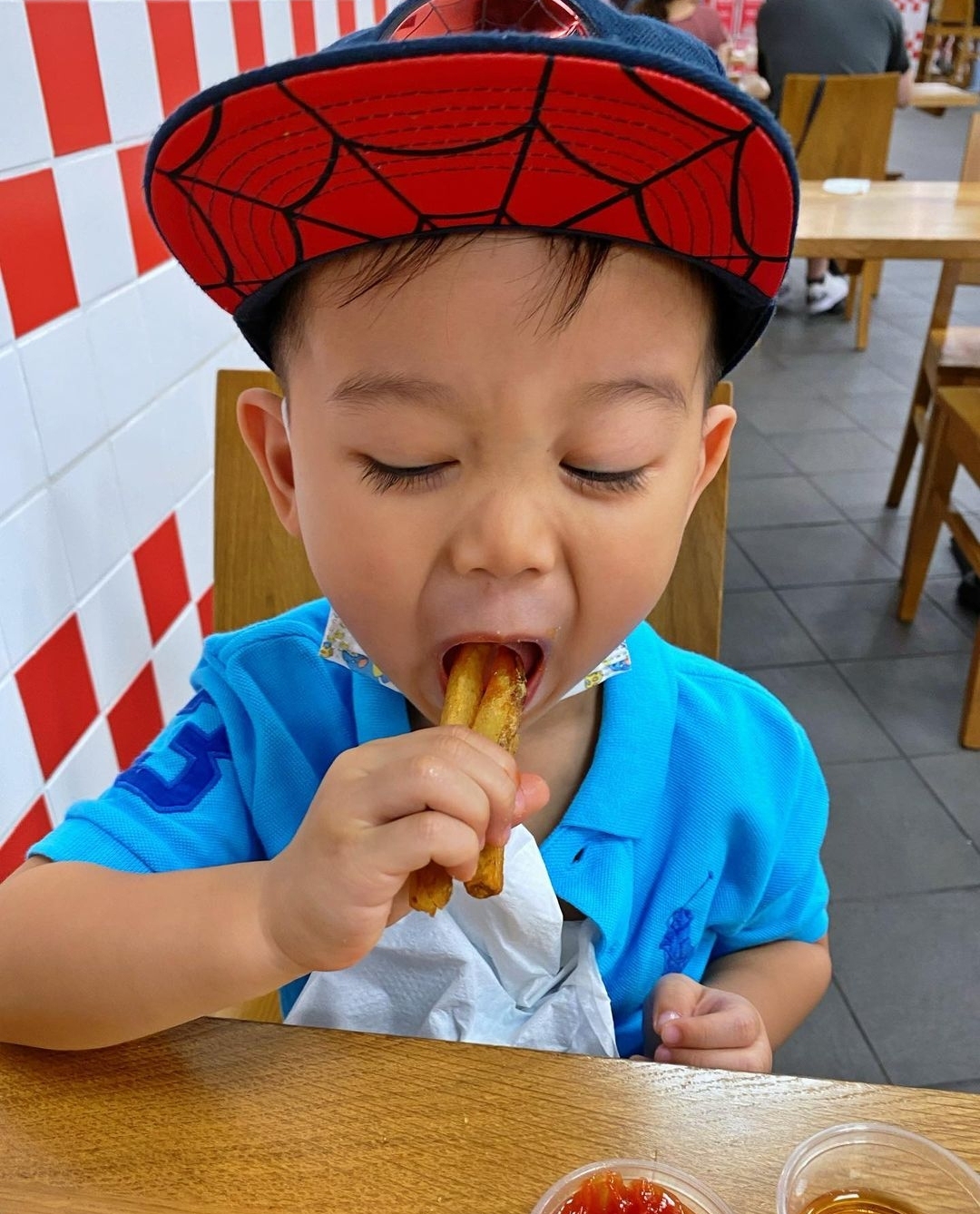 胡杏兒老公曬兒子萌照，奕霆大口塞薯條吃出表情包，秒變在線吃播