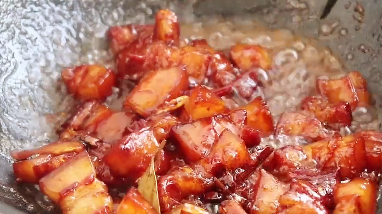 廚師教你紅燒肉的做法，軟糯香甜，肥而不膩，過年吃著真香