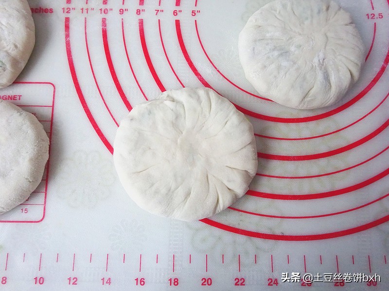 包菜和香干搭配做馅饼，一次至少吃5张，开胃解腻，吃多也没负担