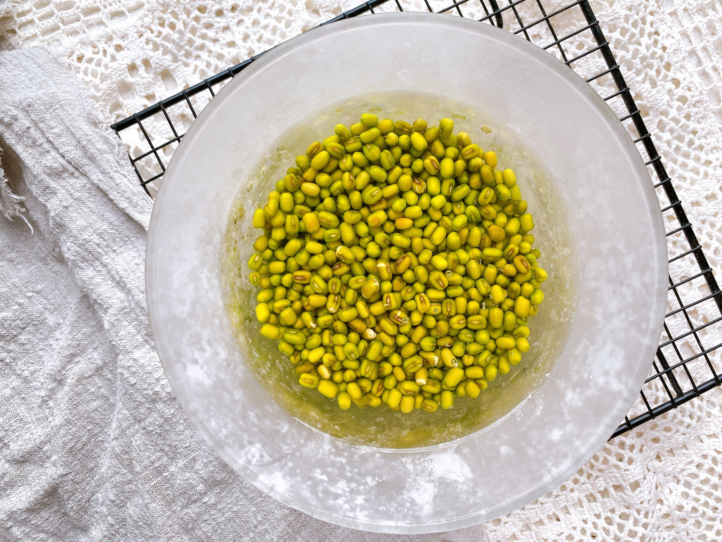 冰凉解暑的绿豆雪糕，自己在家做，香甜细腻无冰碴，小时候的味道