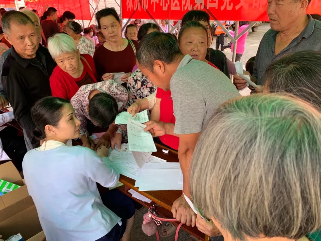 学党史,当先锋,我为群众办实事——炎陵县水口镇义诊、助学活动
