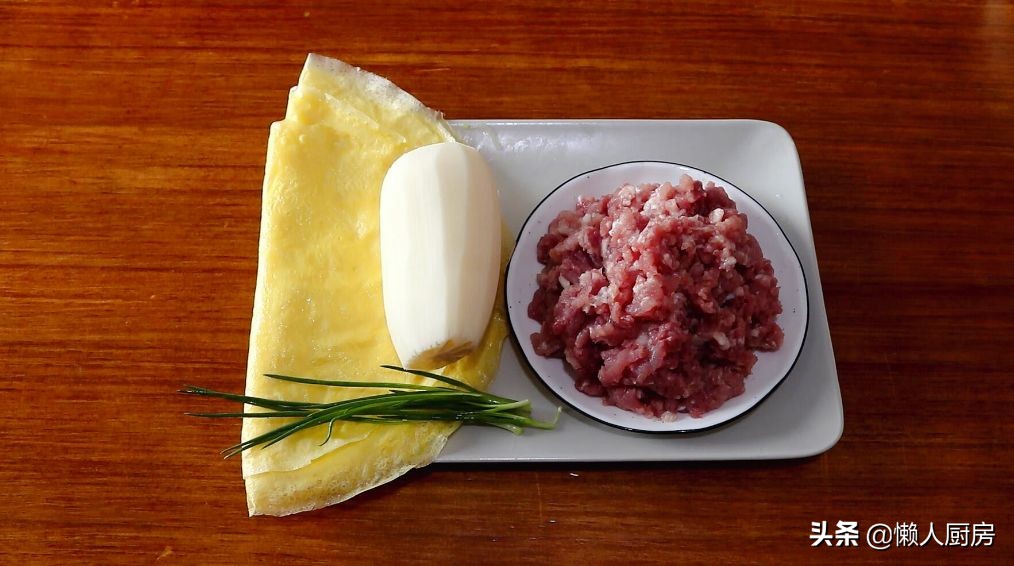 猪肉配上莲藕，既是汤又是菜，加上一点韭菜后，吃起来特别的鲜