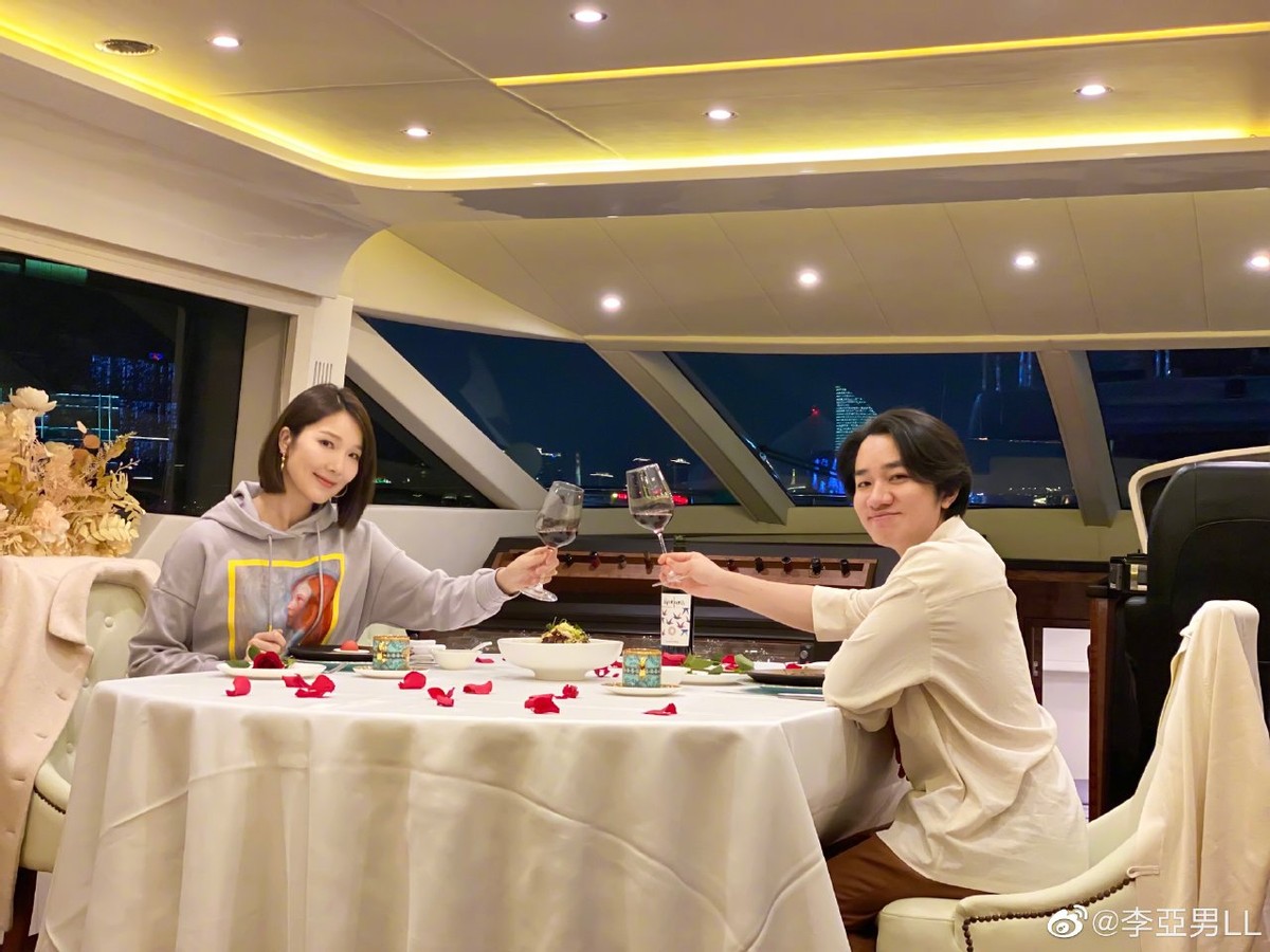 王祖藍一家慶母親節，家裡4個女的，曾言更想要兒子