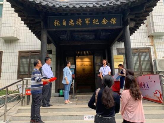 湖北荆门市实验小学党员教师文明湖畔学党史
