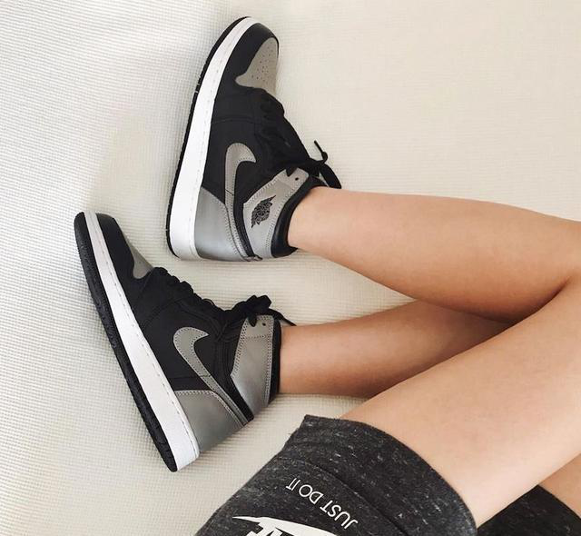 个人感觉黑灰色不太适合夏天也不太适合女孩子,但是从没想到这款aj1