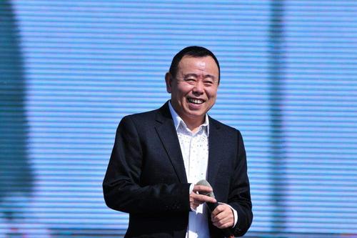 潘长江比郭德纲大十几岁，出道早很多年，为什么还被郭德纲叫大哥