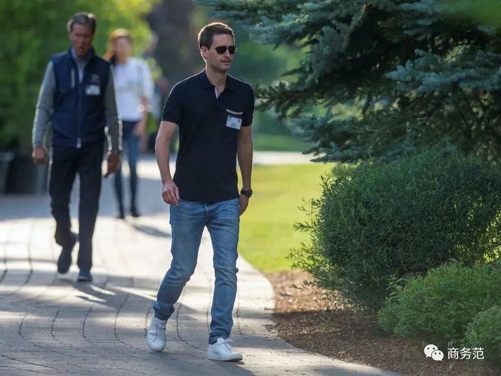 扎克伯格穿200块拖鞋聚会，暴露了全世界最有钱人“穿衣潜规则”