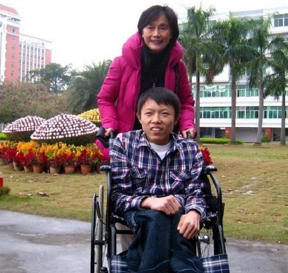 汶川地震中，那個捐款185元的殘疾小乞丐龔忠誠，如今怎麼樣了？