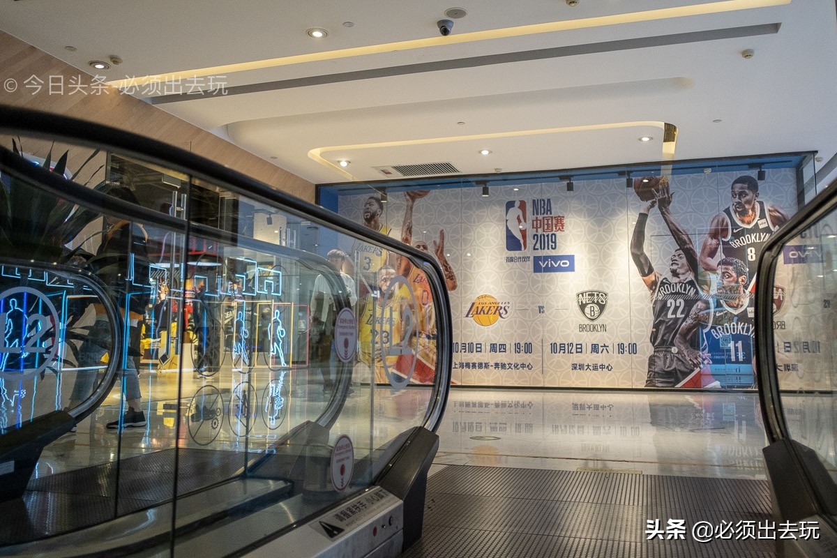 nba店铺实体店有哪些(探访nba北京旗舰店，店内詹姆斯和库里的人偶”持“国旗)