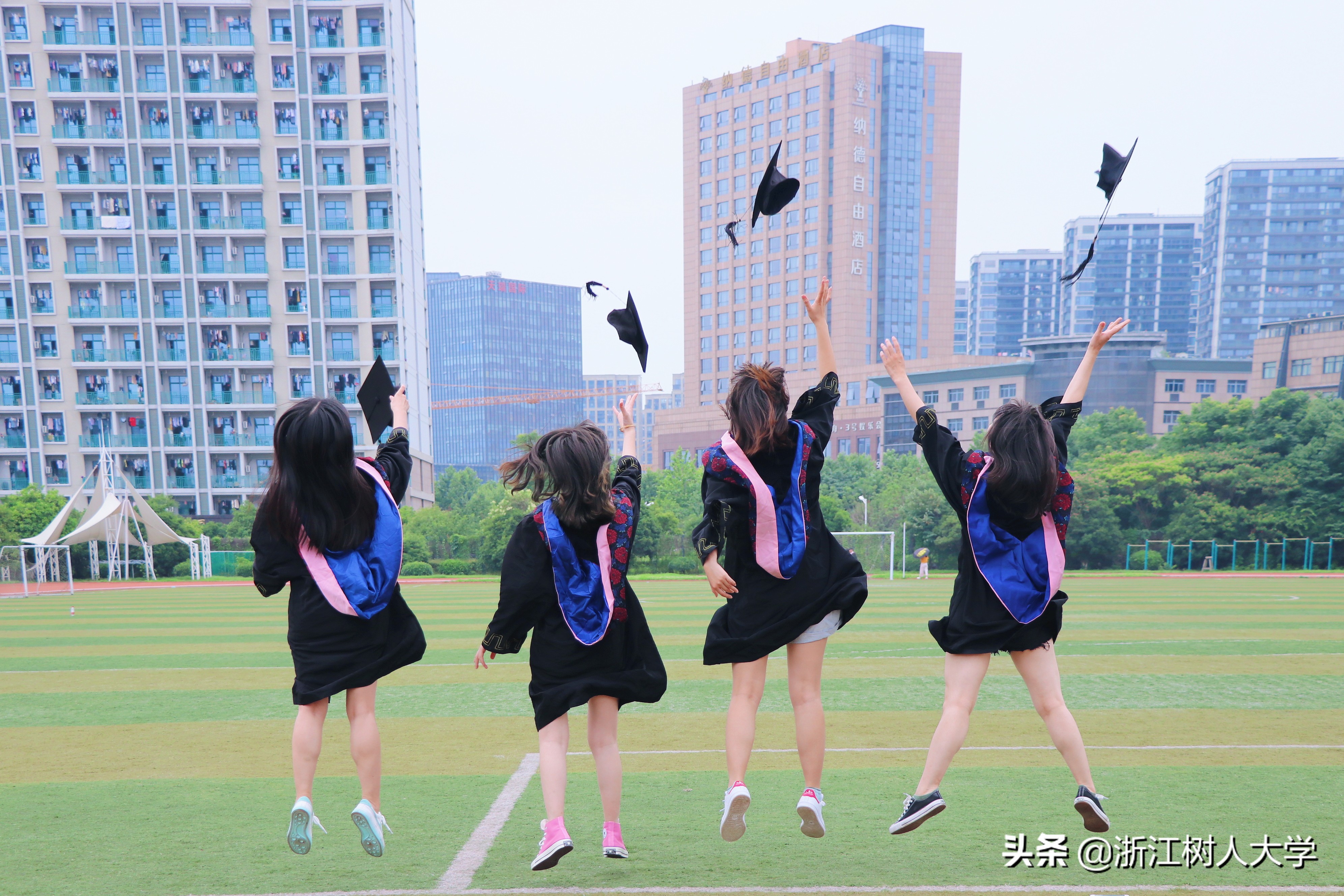 糖醋里脊、葡萄鱼、辣子鸡！刚毕业，就有点想念母校的食堂了