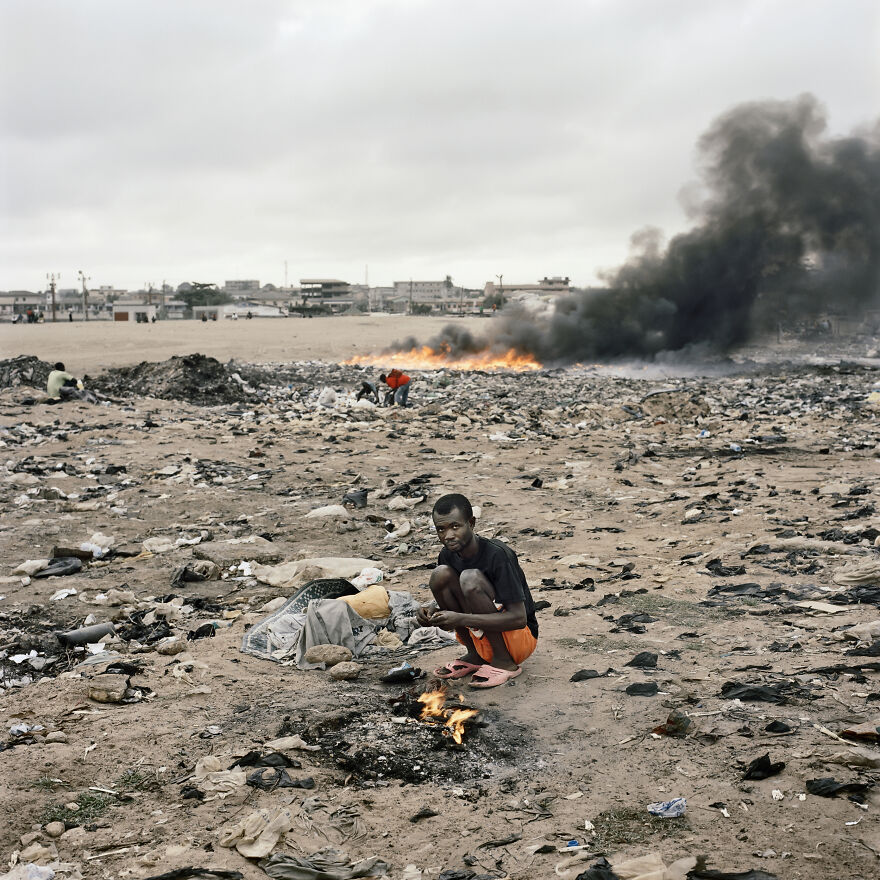 他拍下非洲的白化病人、盲人、艾滋病患者、老