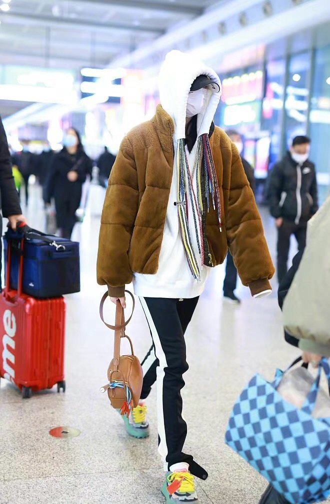 关晓彤走机场，穿白色卫衣意外抢镜，这个卫衣