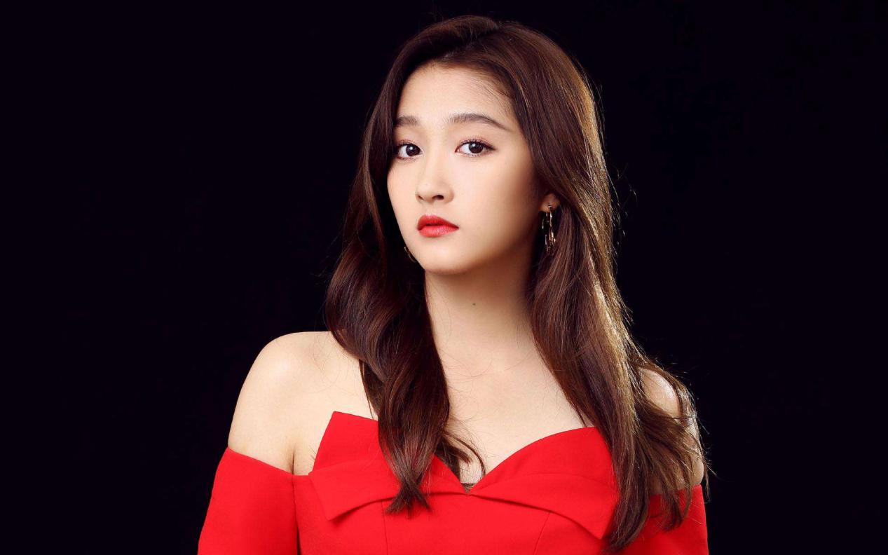 关晓彤现身薇娅直播间，无所顾忌疯狂开吃，经纪人拼死都拦不住