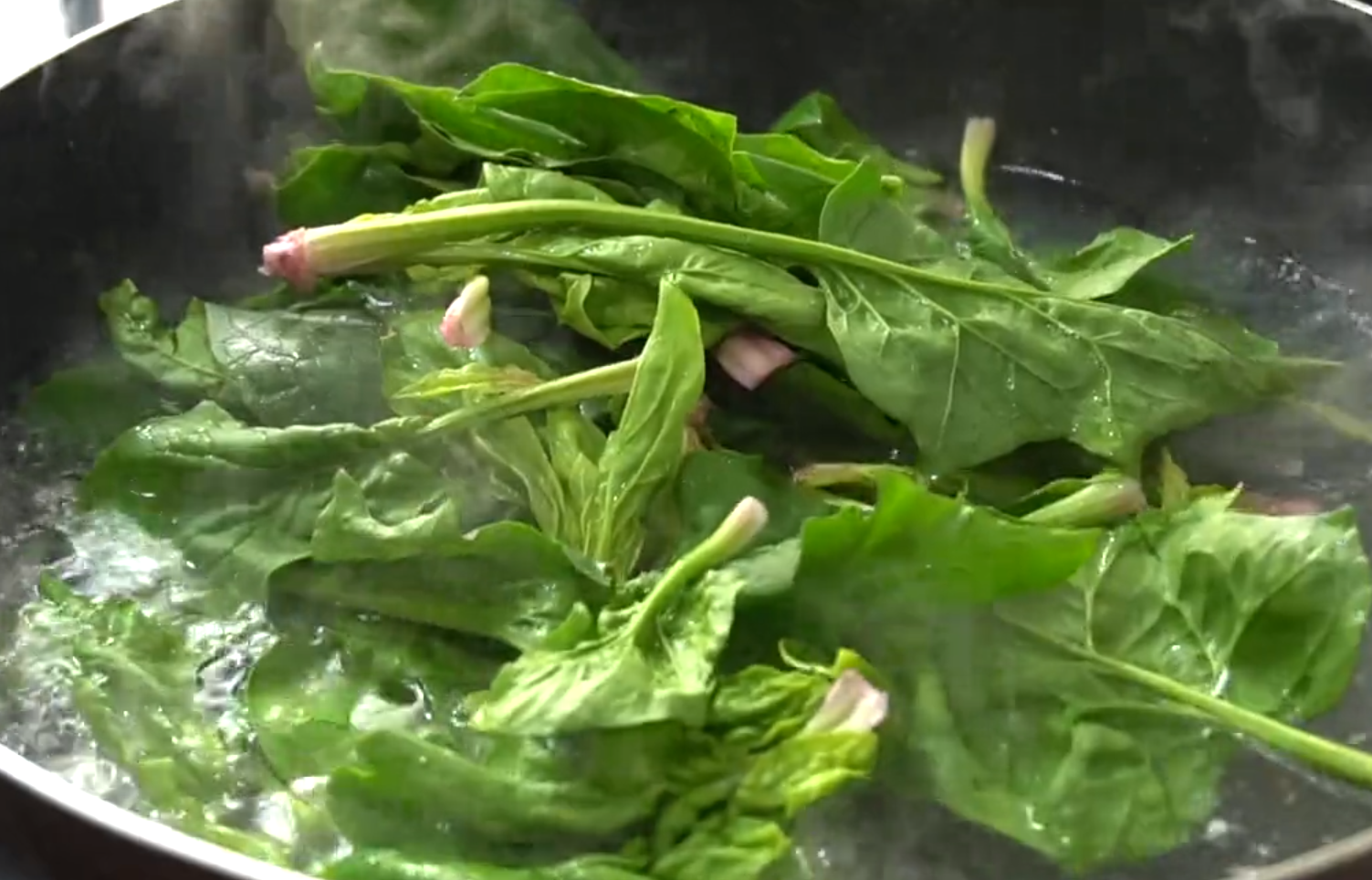 教你做蔬菜雙色水蒸蛋，口感滑嫩，營養豐富，老人孩子都愛吃