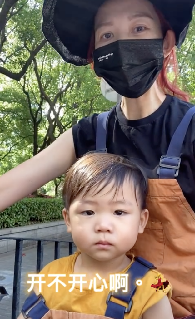 蔡少芬闢謠治病後心情好，騎單車攜子溜達過六一，魚蛋練功萌態足