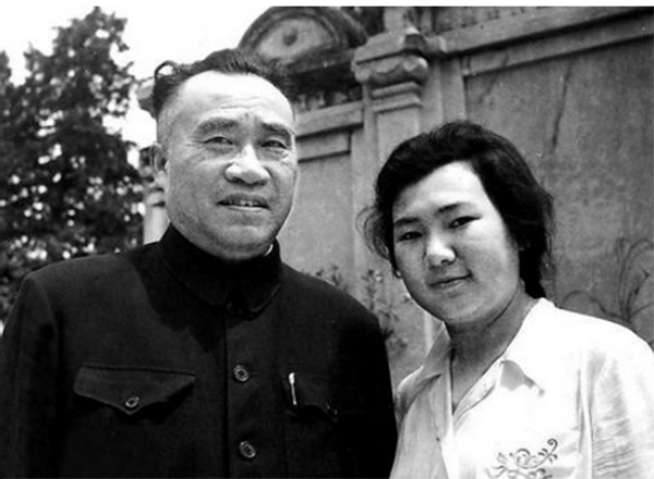 为掩护丈夫朱德突围，怀孕的伍若兰负伤被俘，酷刑后头颅被挂城门