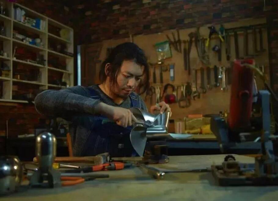 B station UP advocate manual brighting to turn over, new work is pointed to do not respect a female, have even the clothes the problem? 