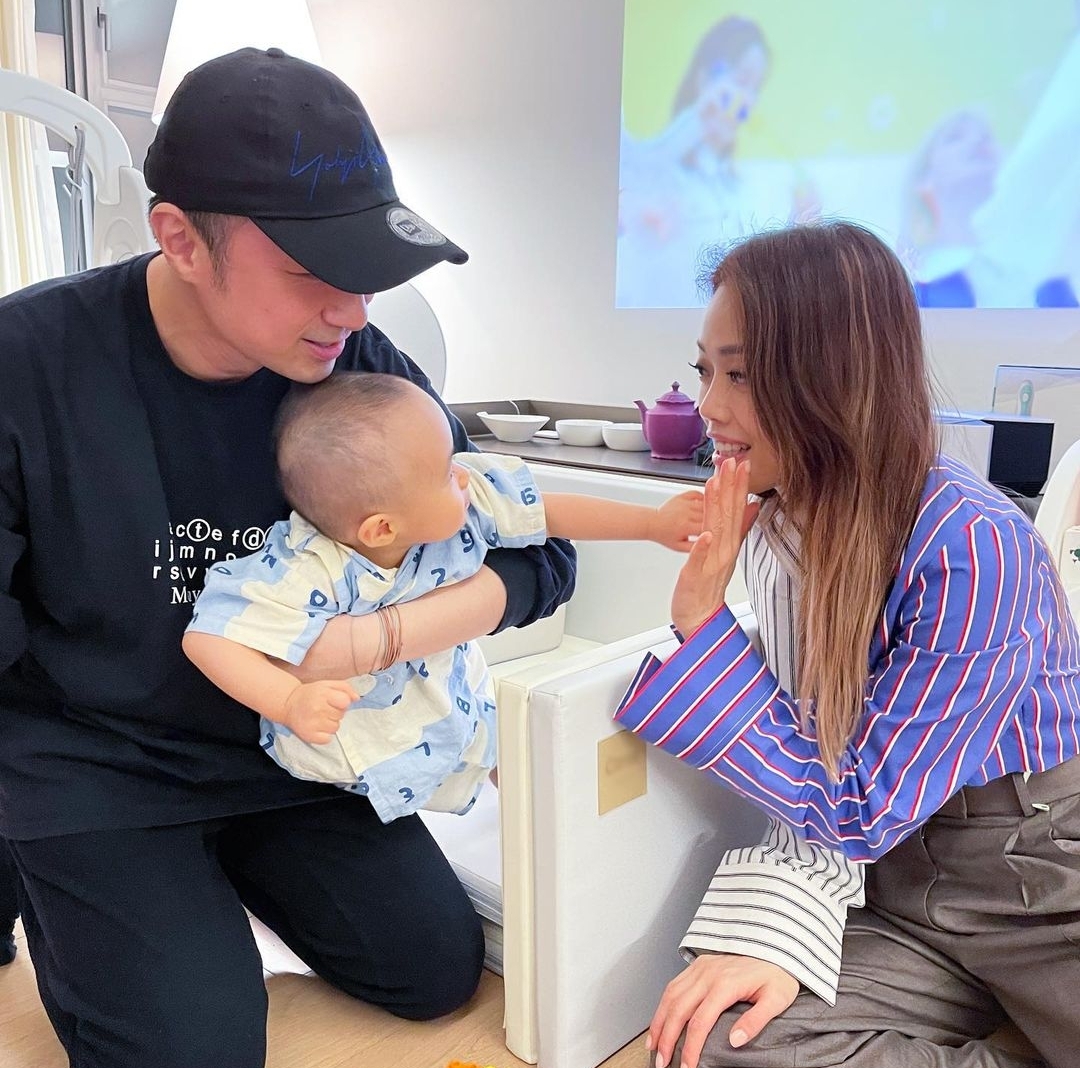 容祖儿晒合影，称古巨基是二十四孝爹地，为儿子健康一整年未出门