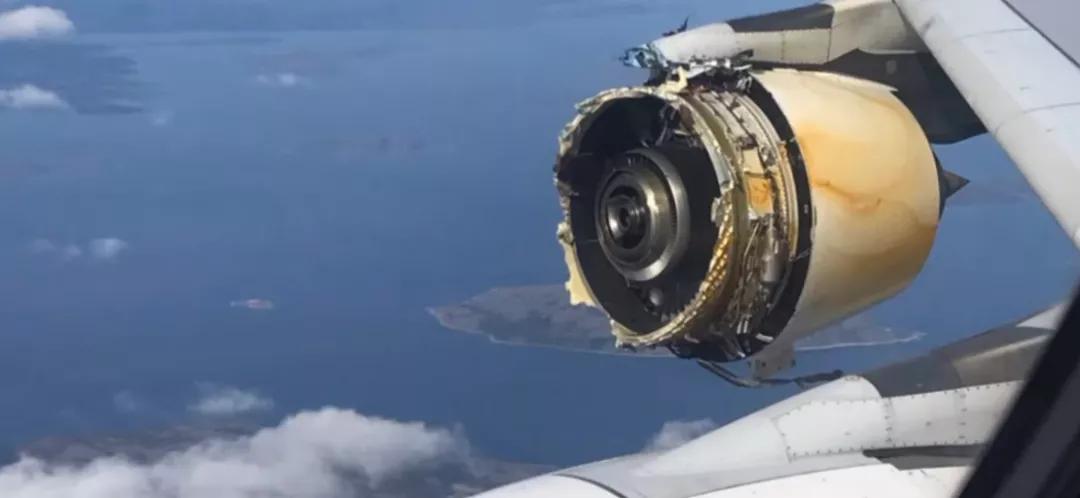 波音客机万米高空引擎爆炸！载241名乘客，巨大碎片砸落居民区
