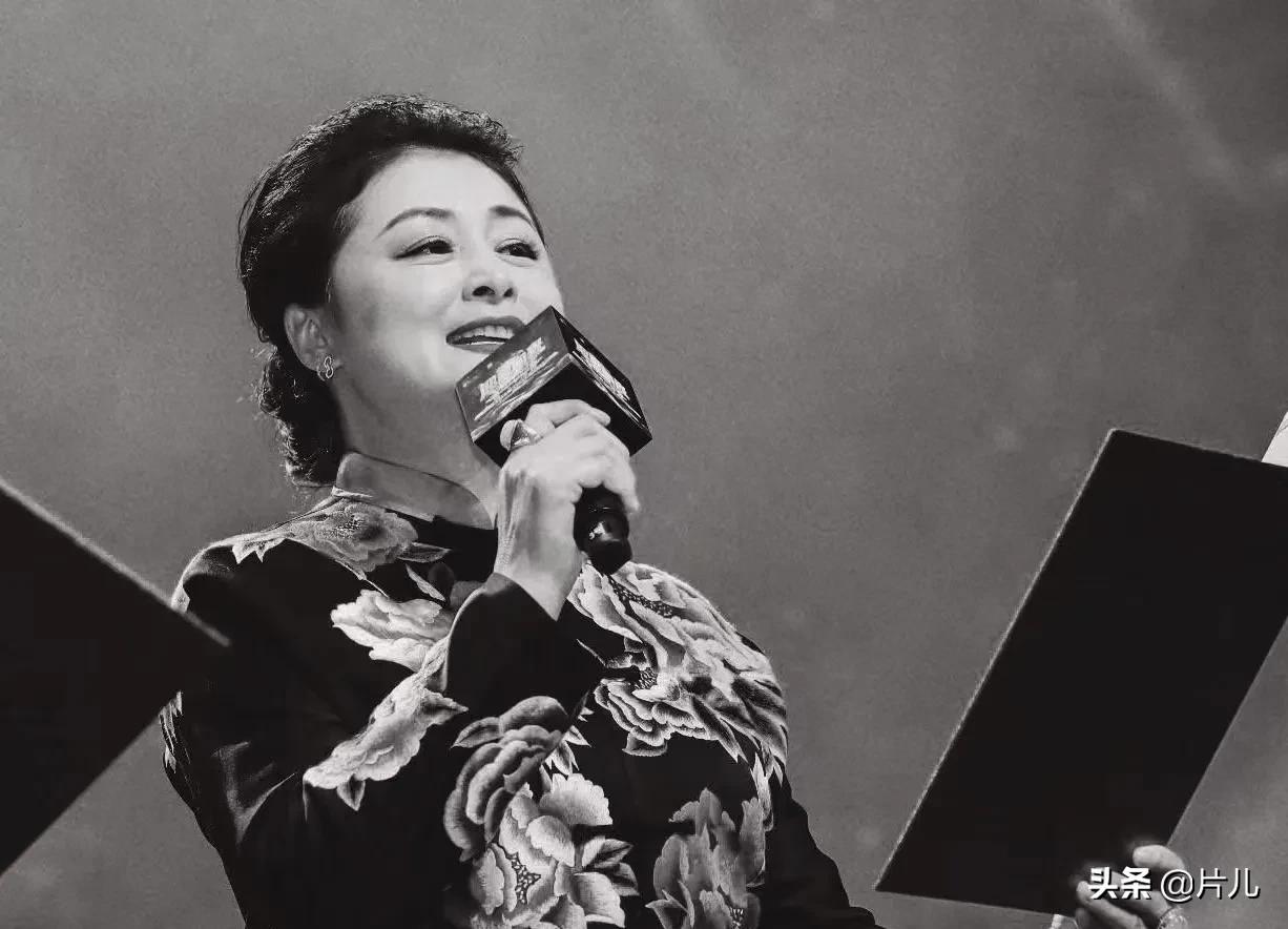 于月仙去世后，闫学晶发布带货视频遭谩骂，粉丝呼吁理性看待