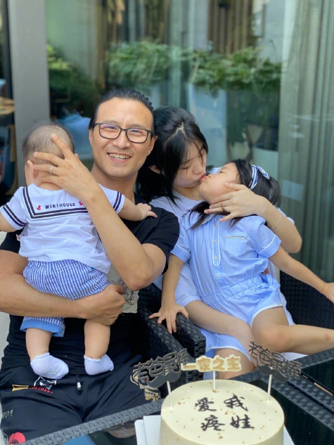 汪峰父亲节晒醒醒送的画还获儿子亲吻，感谢章子怡给他可爱的儿女
