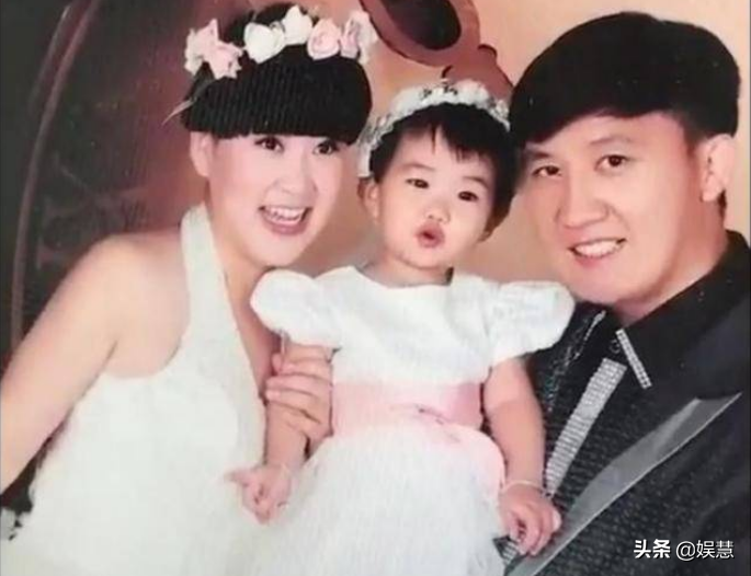 赵本山徒弟胖丫刑满出狱，杨树林痴心不改，独自带女儿苦等爱妻