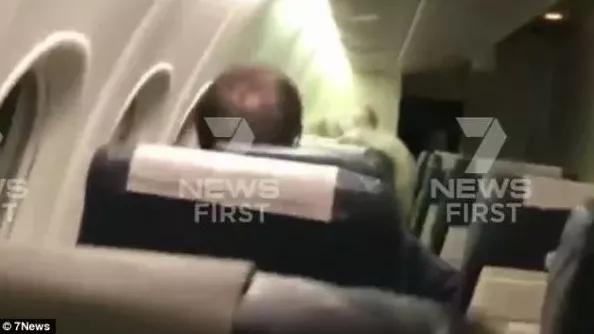 澳航班万米高空直坠15000英尺，原因只在一条毯子