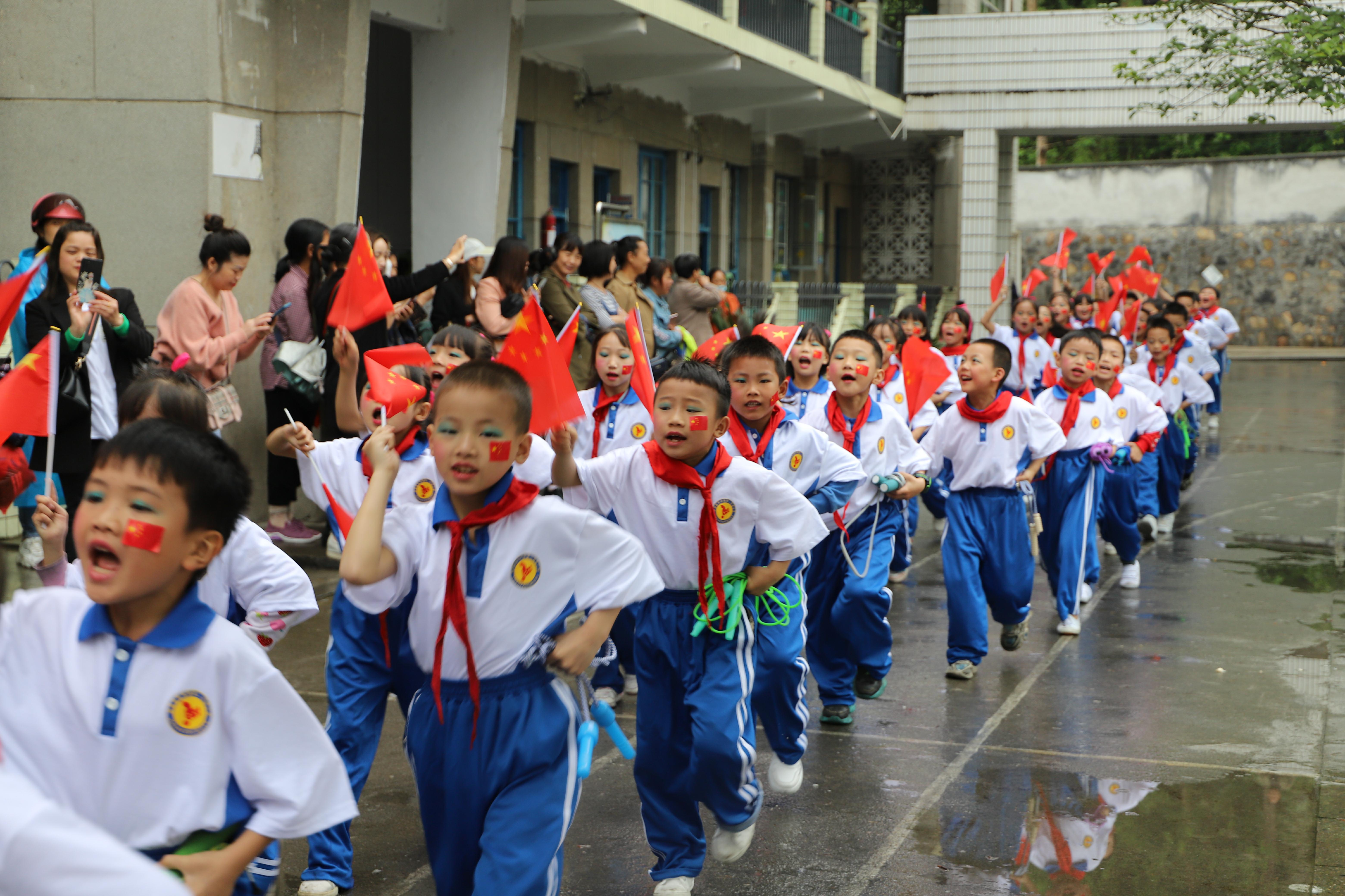 新晃晃州镇第二完全小学争做“阳光”少年(图1)