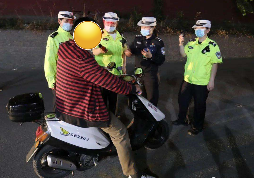 醉驾男子与狗“理论”输了，打电话报警求助，结果自己被抓了