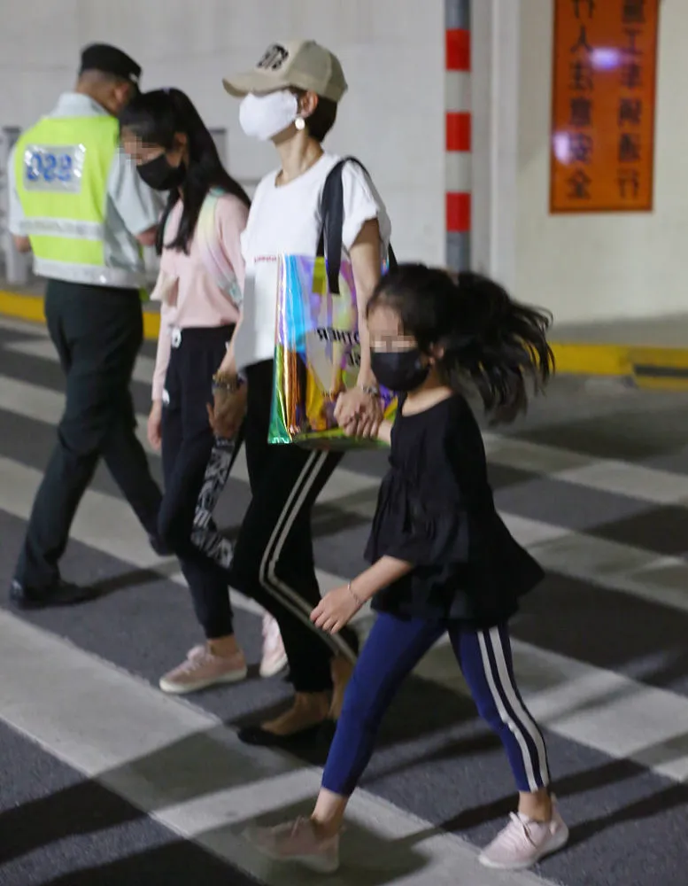 馬伊琍母女仨海南度假，12歲長女穿短褲似媽翻版，幼女打扮淑女